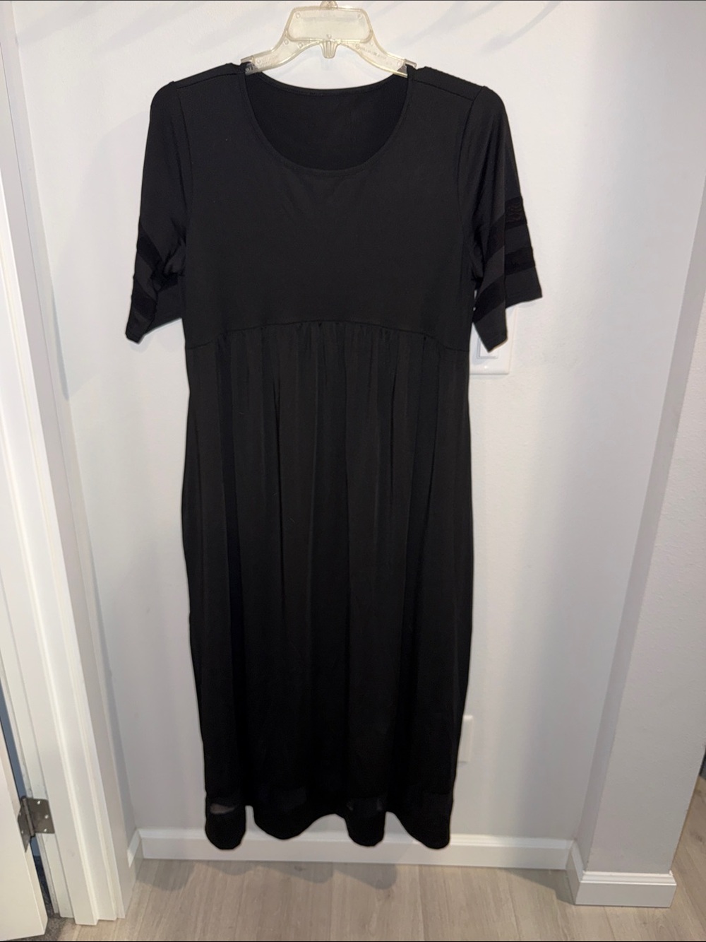 Black Short-Sleeve Sheer Accents Dress With Pockets L
